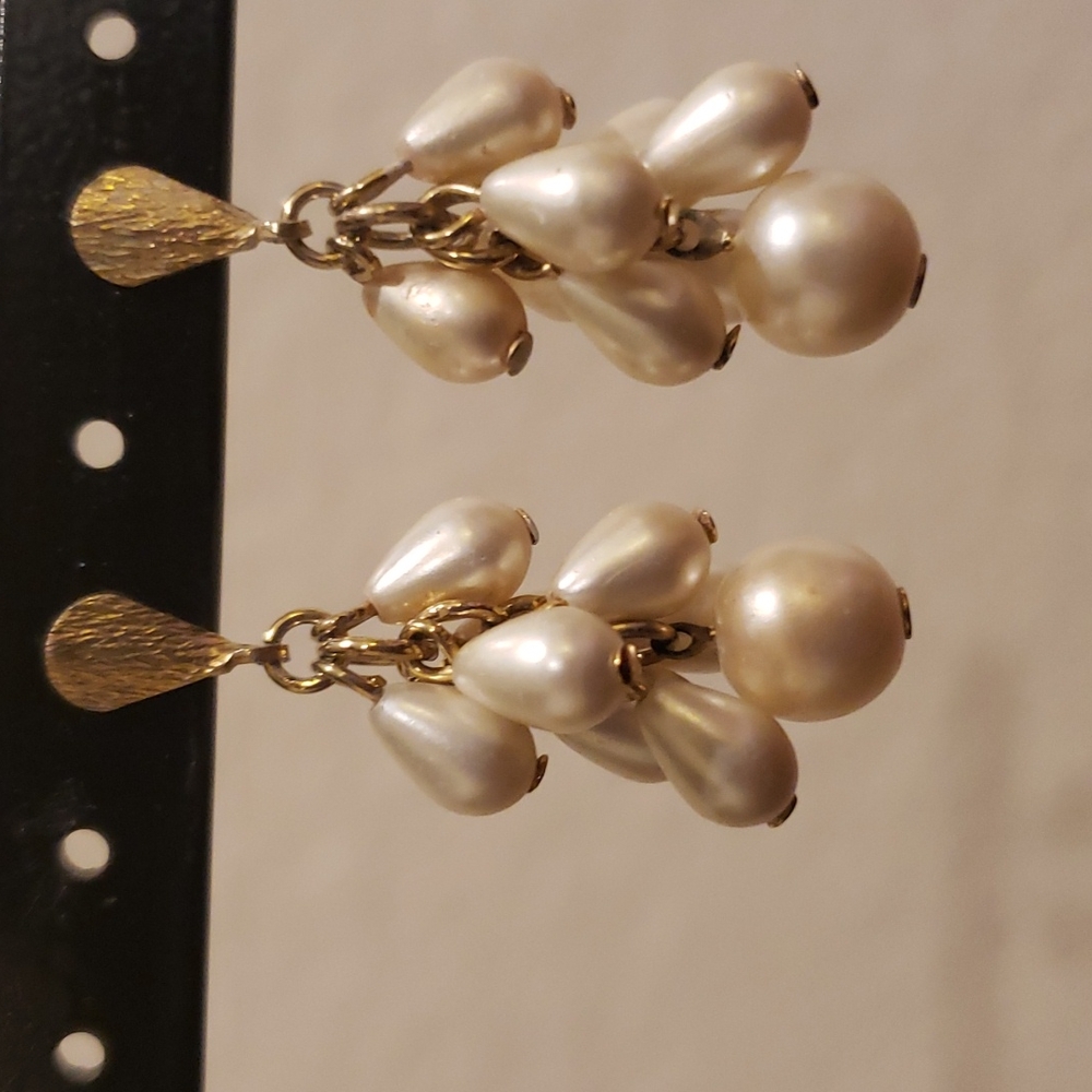 VINTAGE FAUX PEARL CLUSTER DANGLING EARRINGS